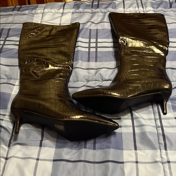 NEW Elegant Black Croc-Embossed Knee-High Boots - Picture 2 of 7